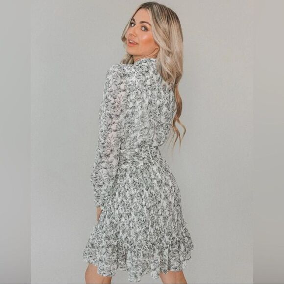 NEW Ivy City Co Brynley Gray & Blue Floral Mini Dress Size Large NWT - Picture 2 of 16